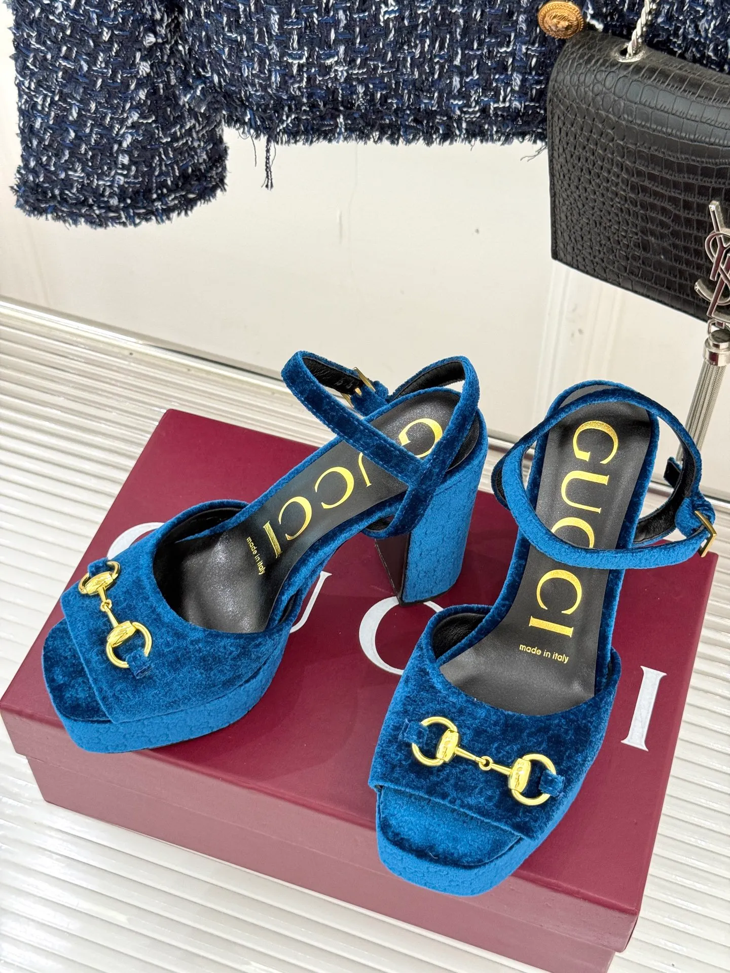 👟👟Ex-factory price 660👟👟 Gucci/Gucci classic horsebit pointed velvet square toe waterproof platform high-heeled sandals When the classic horsebit meets velvet texture, these sandals have become synonymous with elegance and individuality. The square toe design breaks the sharpness of the pointed toe and adds a bit of retro laziness. The delicate velvet upper feels luxurious and shows a high-end texture with the flow of light and shadow. Every step brings a gentle aura. The iconic metal horsebit embellishes the shoe body, instantly awakening brand recognition and cleverly blending retro style with modern fashion. The golden ratio of waterproof platforms and high heels not only lengthens the leg lines but also reduces walking pressure, allowing elegance without compromising comfort. Whether worn with a gorgeous dress to attend a dinner party or paired with retro jeans for a daily look, it can easily hold the spotlight and become the finishing touch in the look, highlighting unique taste and extraordinary style. The fabric is made of original customized velvet and the inner pads are all sheepskin. Heel height: 10.8 Water platform: 3.3 Italian imported genuine leather outsole size: 35-39 (40/41/42 customized)